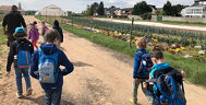 Mehrere Kinder machen mit einem Betreuer einen Ausflug