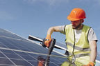 Mann auf dem Dach bringt Solarpanele an