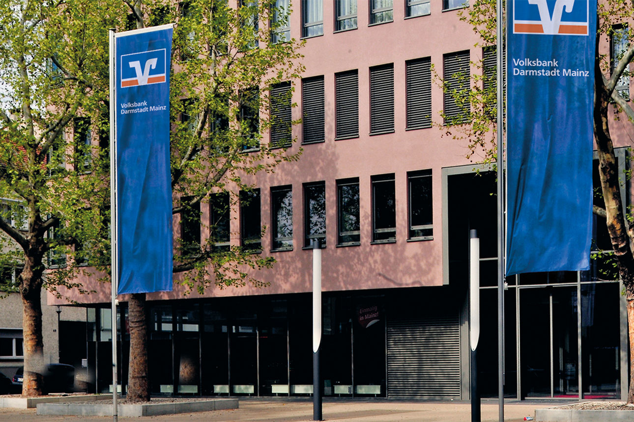 Blick auf das Gebäude der Volksbank Darmstadt Mainz eG am Balthasar-Maler-Platz in Mainz