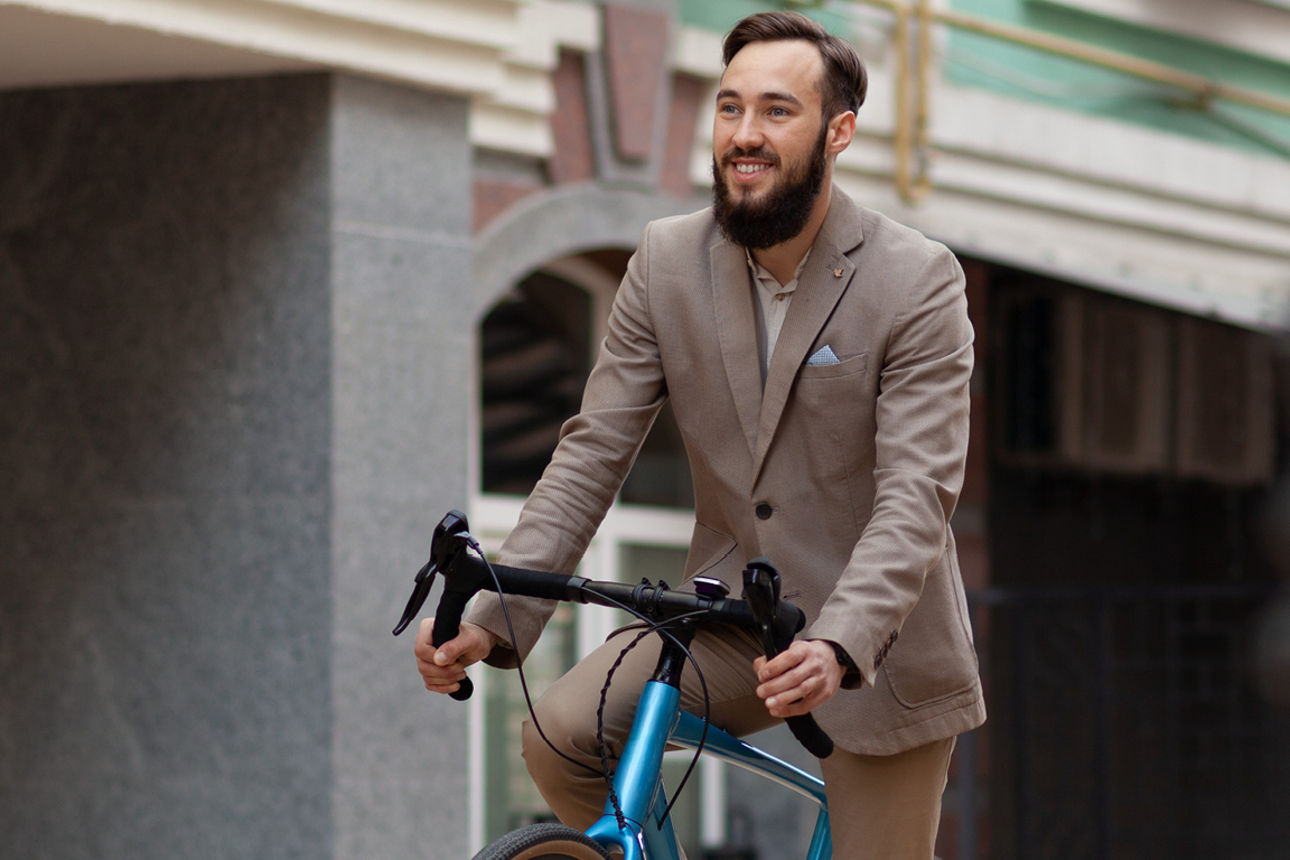 Mann sitzt auf einem Fahrrad