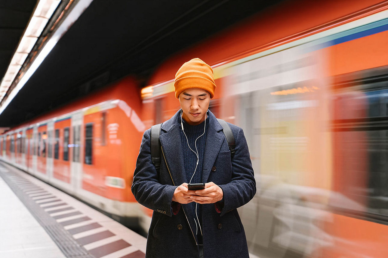 Unterwegs in der U-Bahn Bankgeschäfte mit der VR Banking App am Smartphone erledigen