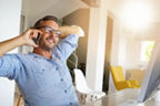 Mann mit Brille telefoniert mit dem Handy