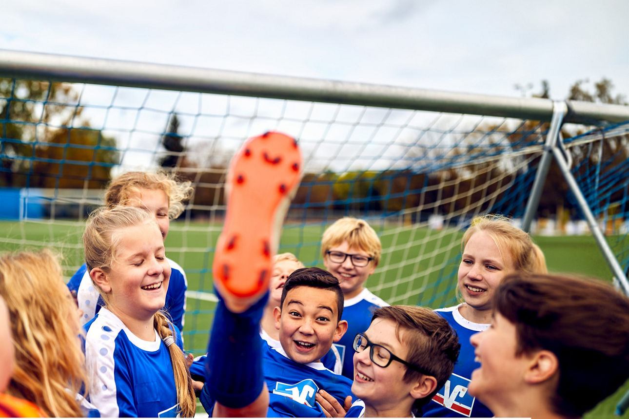 Mehrere Kinder stehen in einem Fußballtor