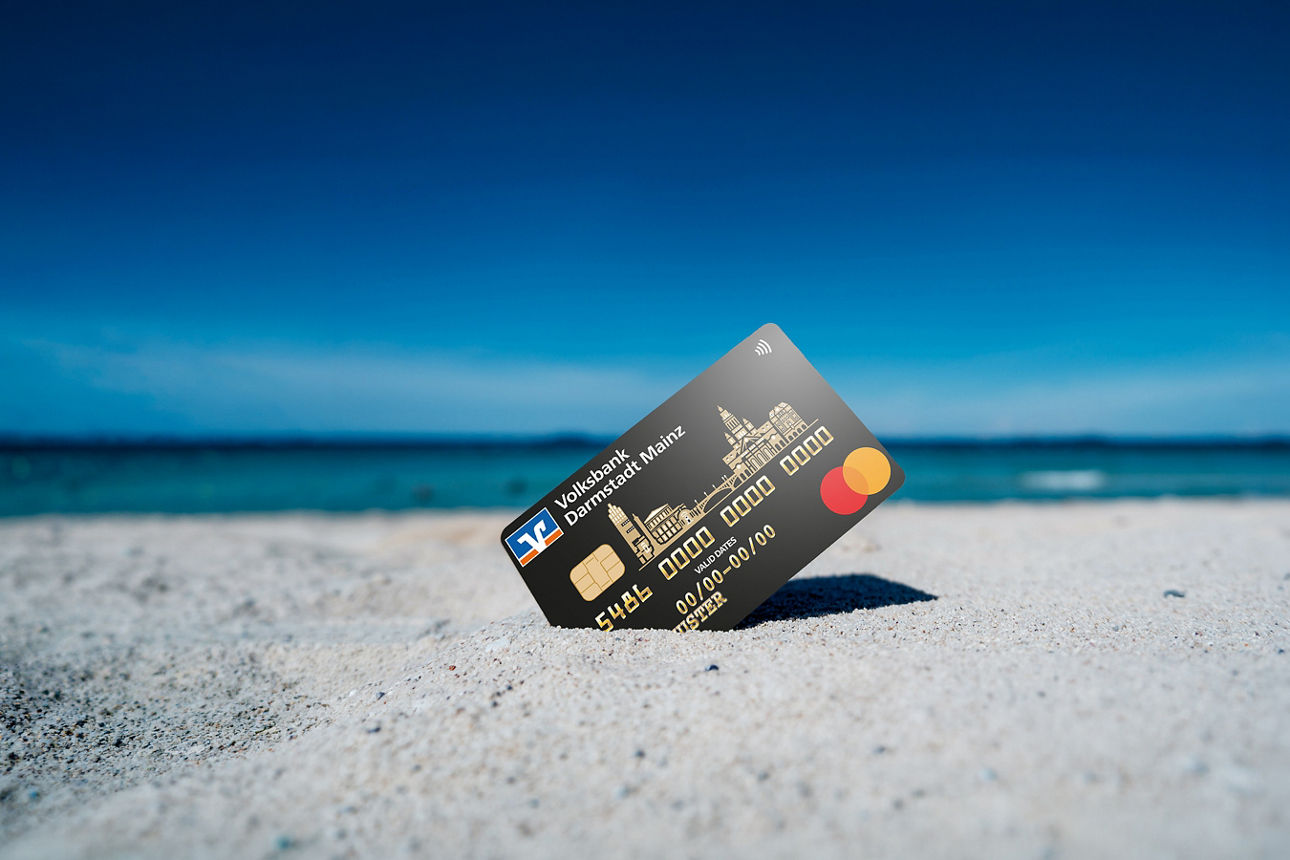 GoldCard der Volksbank Darmstadt Mainz eG steckt im Sand