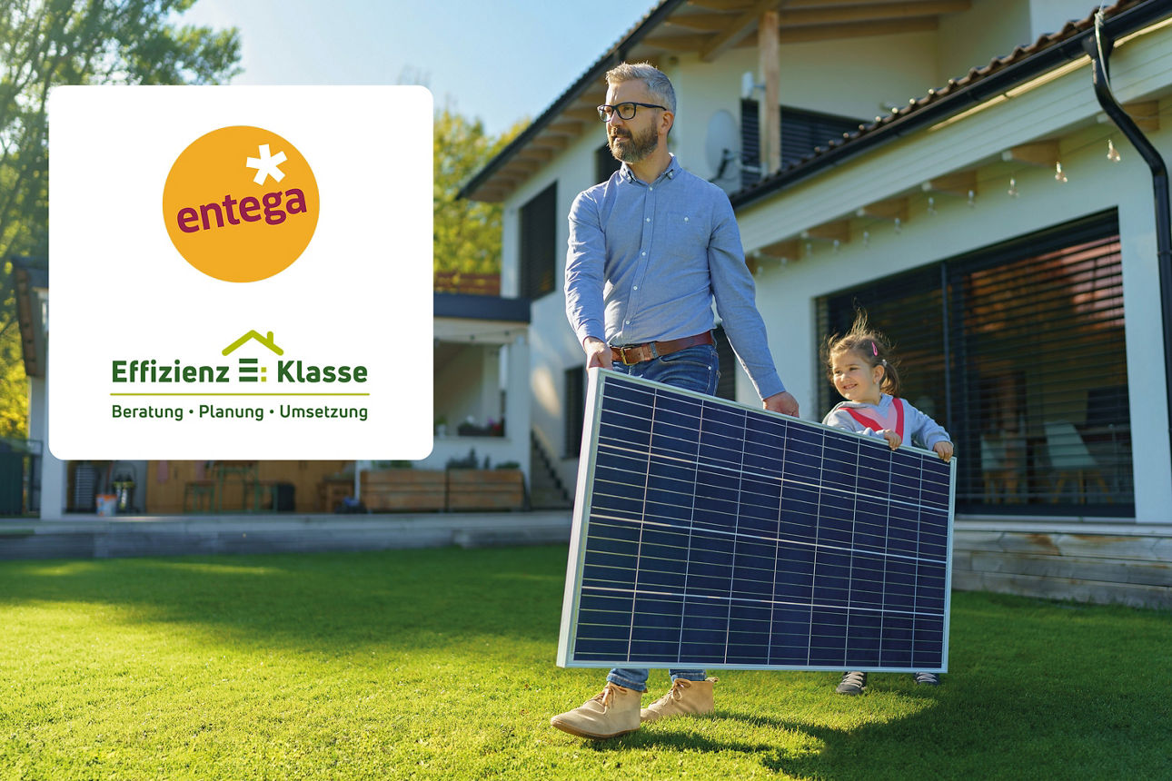 Mann mit Kind trägt ein Solar-Panel, Logos der entega und Effizienz:Klasse