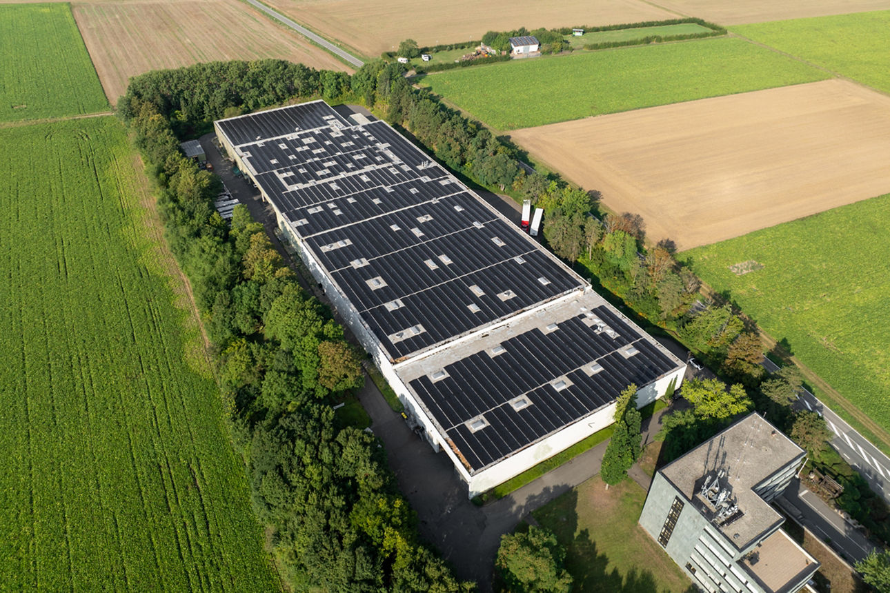 Photovoltaikanlage auf der Dachfläche der Wein- und Sektkellerei Gerhardt