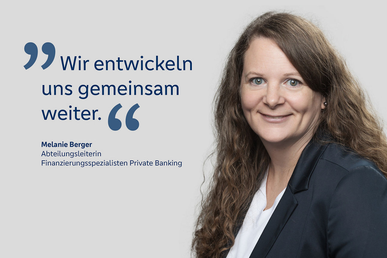 Portrait von Melanie Berger, Abteilungsleiterin Finanzierungsspezialisten Private Banking, mit dem Zitat "Wir entwickeln uns gemeinsam weiter"
