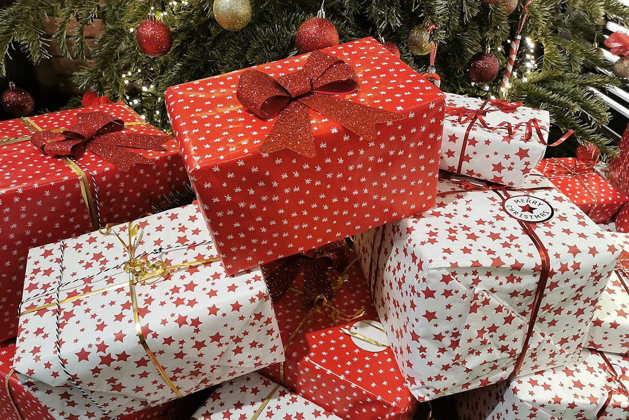 Geschenke liegen unter einem Weihnachtsbaum