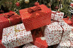 Geschenke liegen unter einem Weihnachtsbaum