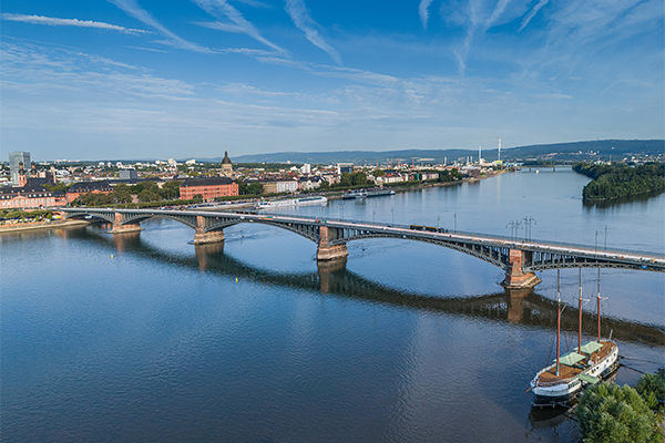 Blick auf die Theodor-Heuss-Brücke und im Hintergrund Mainz 