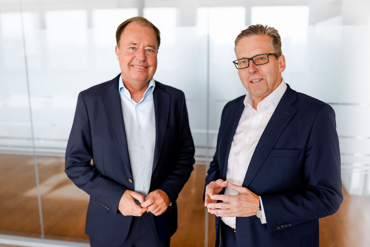 Thomas Schmidt, Vorstand Vertrieb und Handel der ENTEGA AG (links), und Matthias Martiné, Vorstandssprecher Volksbank