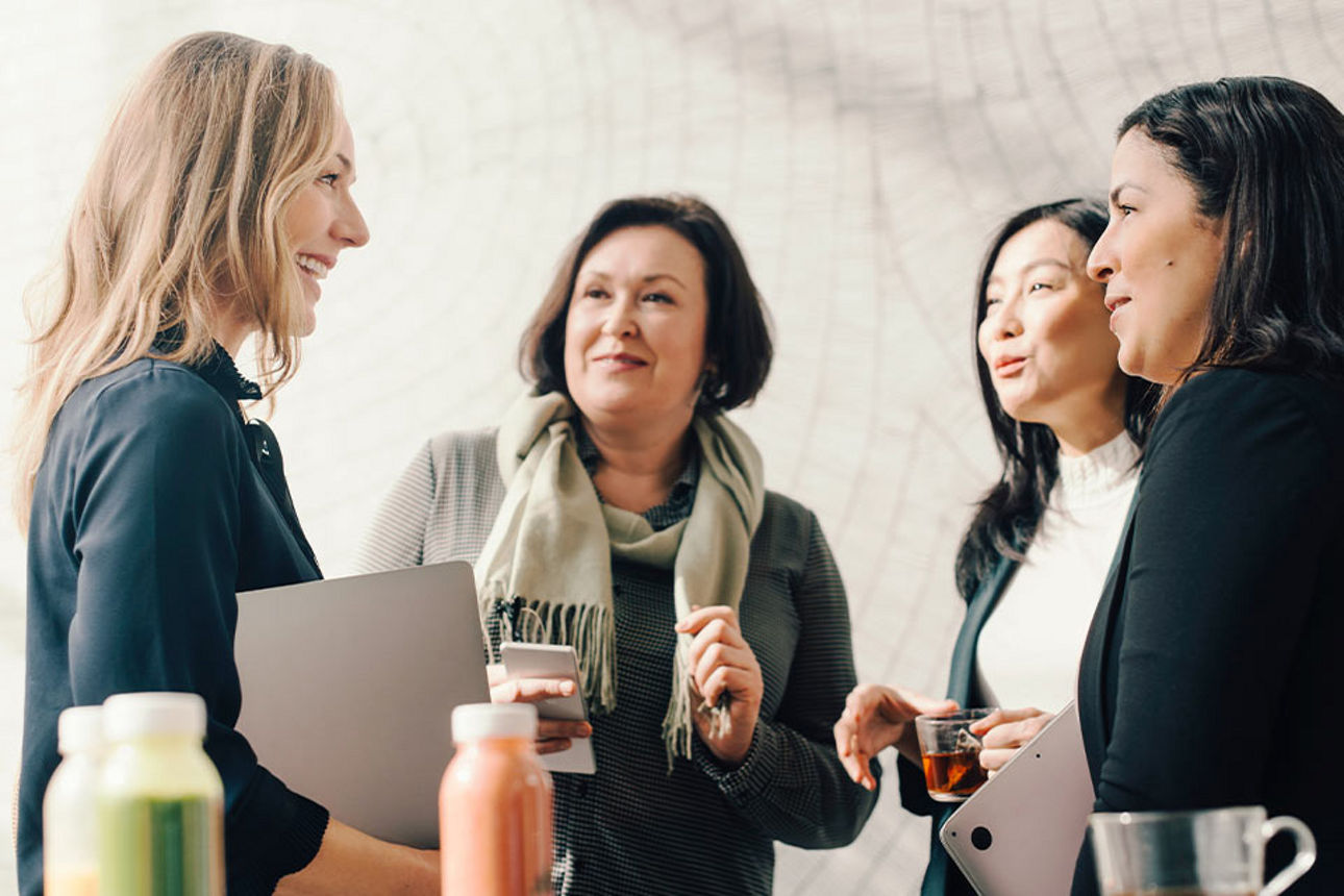 Vier Frauen unterhalten sich