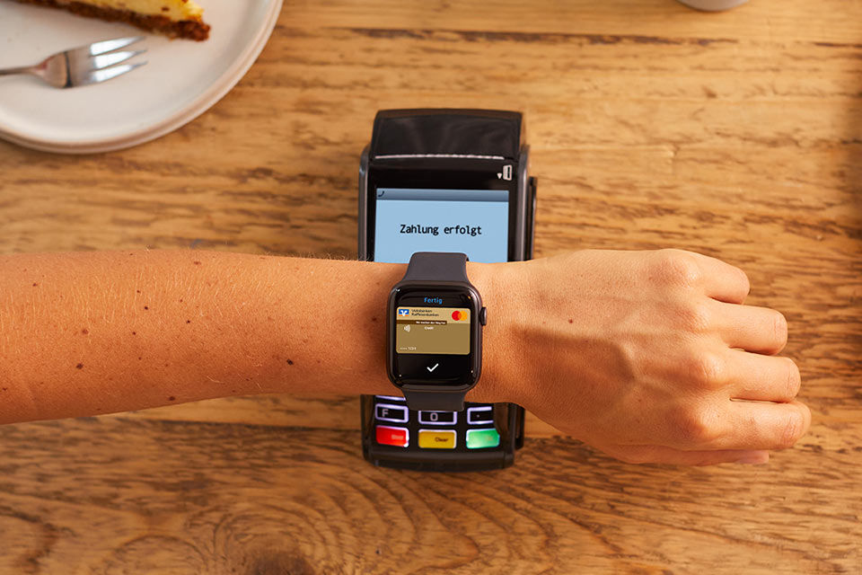 Apple Watch mit goldener Mastercard