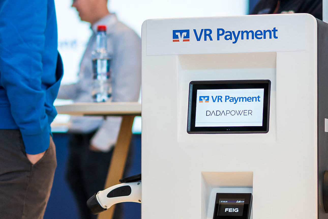 Eine Ladesäule mit dem Logo der VR Payment