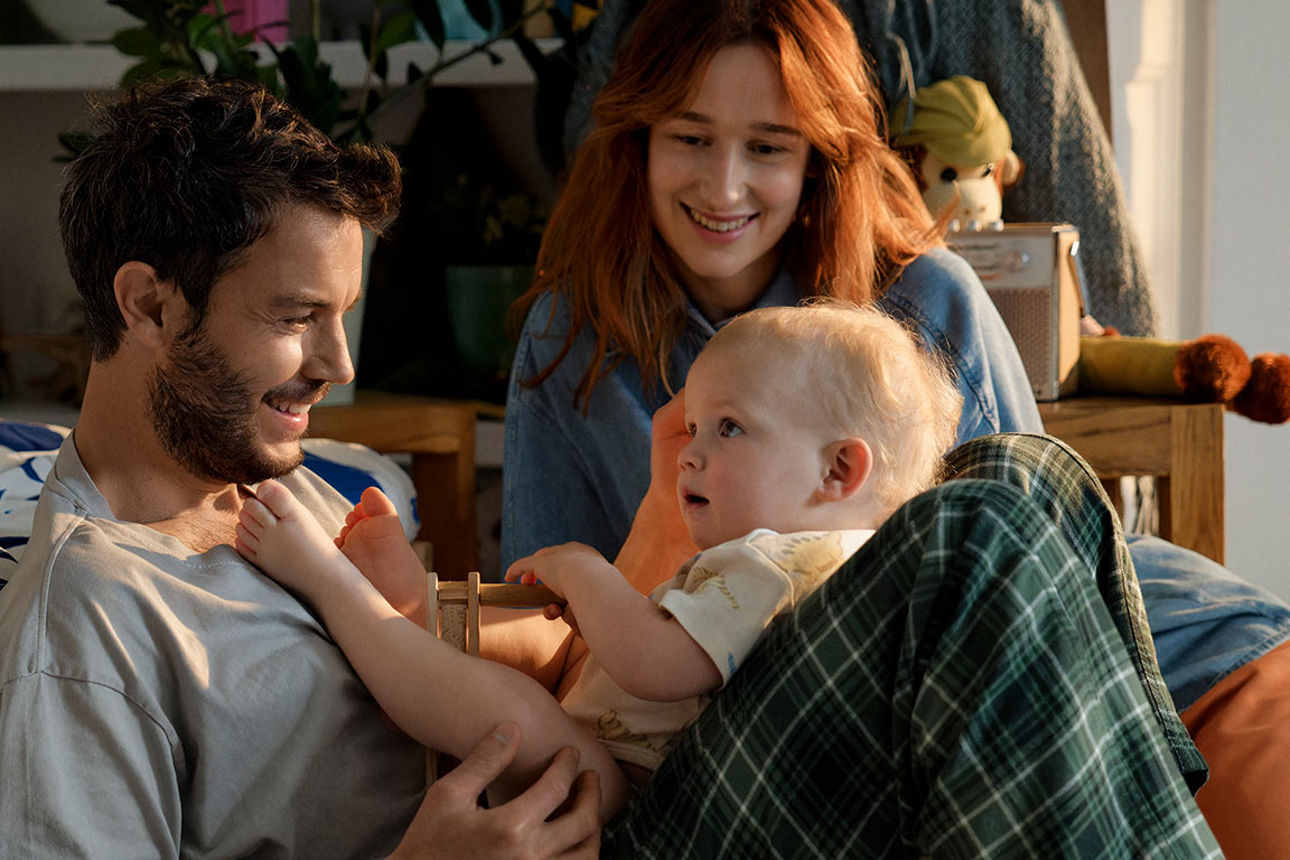 Junge Eltern spielen mit Baby