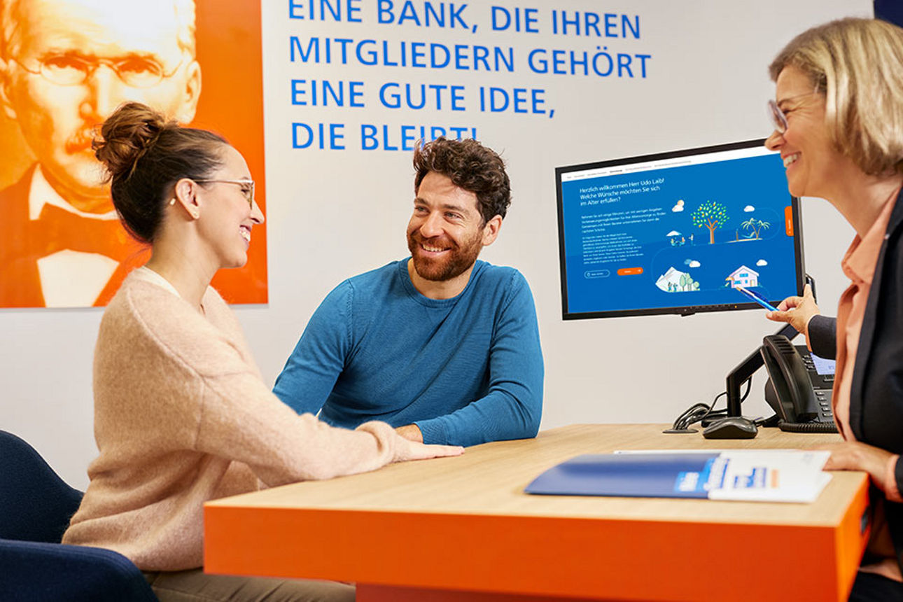 Paar beim Beratungsgespräch in der Filiale