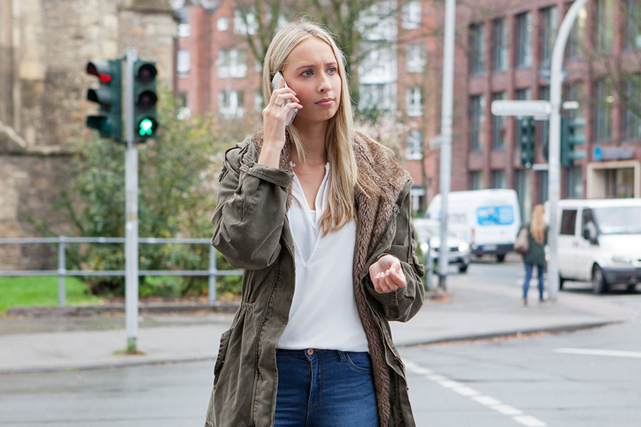Eine junge Frau telefoniert mit ihrem Smartphone