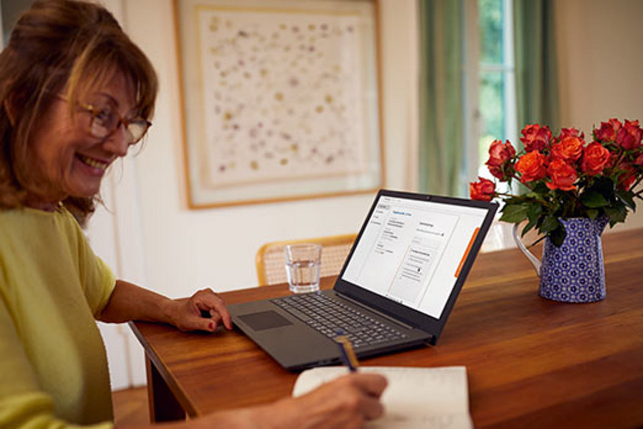 Eine Frau nutzt die Smart-TAN plus-Verfahren am Laptop