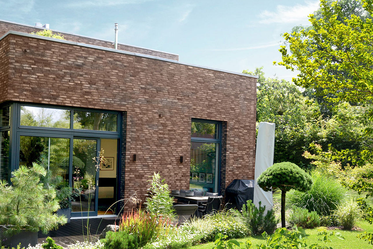 Modernes Wohnhaus mit Garten