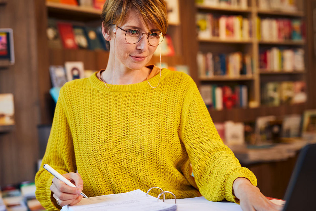 Eine Frau bei ihrer Arbeit in einer Buchhandlung