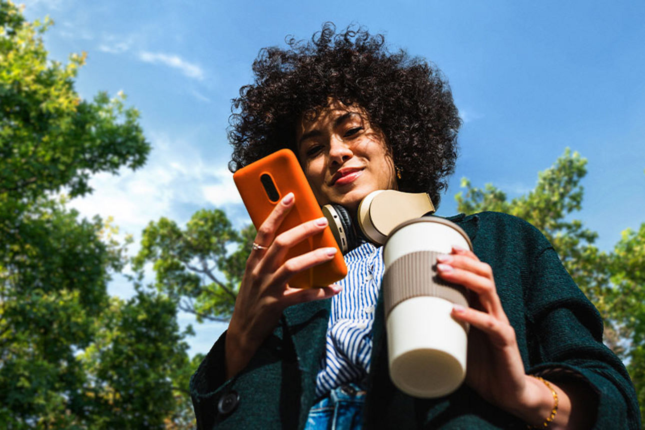 Eine junge Frau nutzt Wero auf ihrem Smartphone