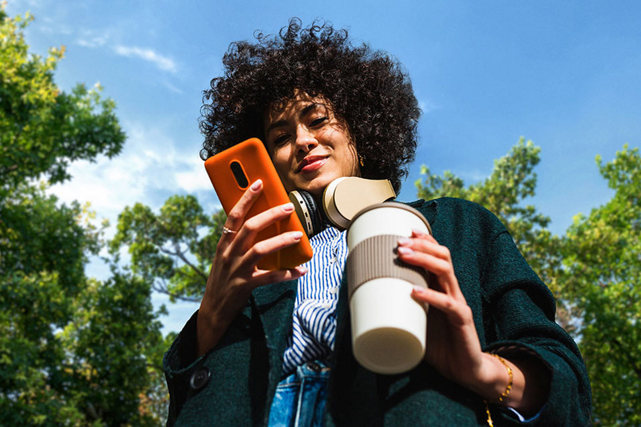 Eine junge Frau nutzt Wero auf ihrem Smartphone